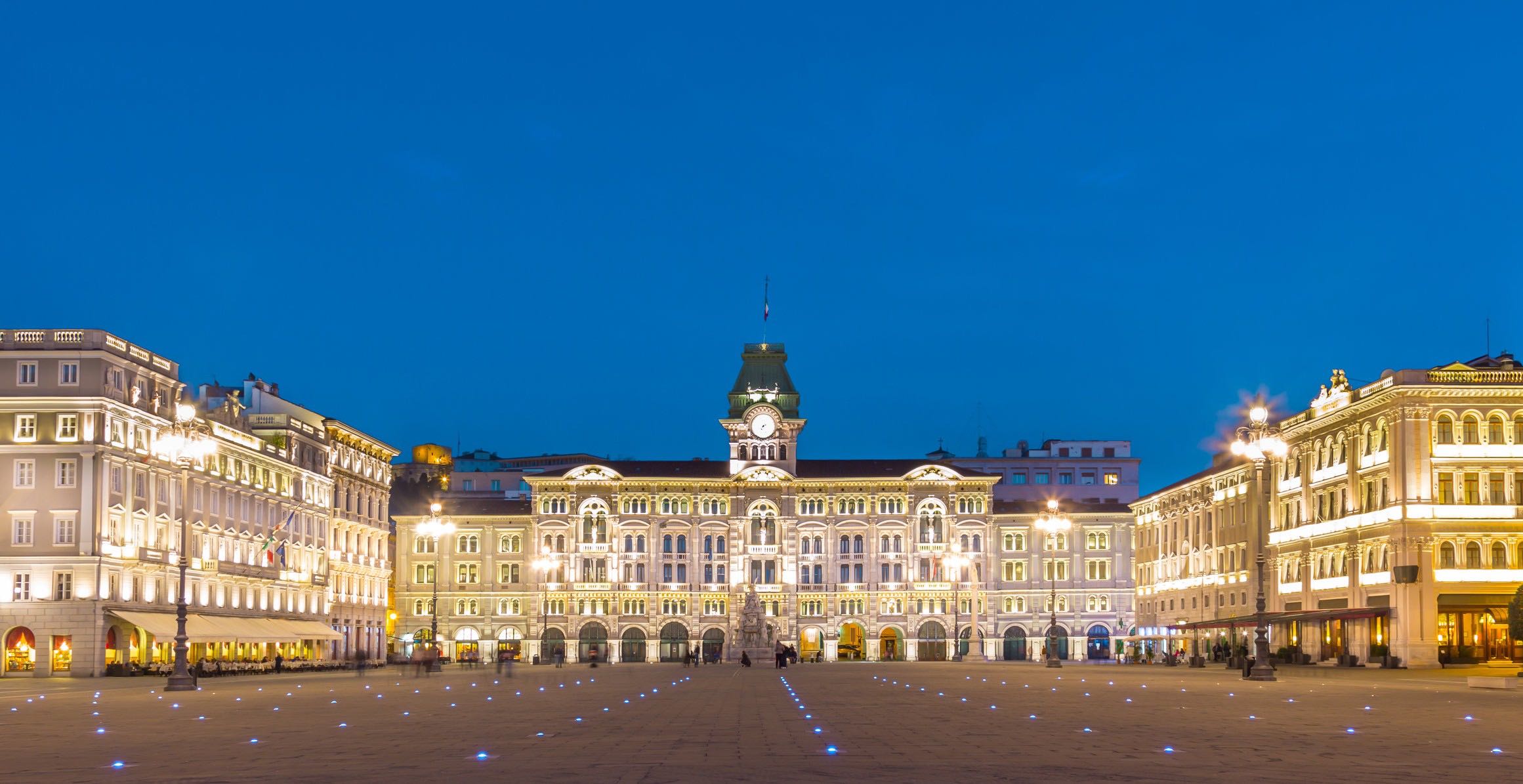 Il palazzo del municipio in Piazza Unità d'Italia a Trieste illuminata al crepuscolo. Credit: Kasto/depositphotos. 