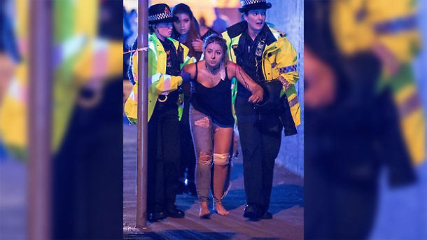 Persone ferite all'esterno della Victoria Station a Manchester e sulle scale che conducono alla Manchester Arena subito dopo l'attacco suicida avvenuto al termine del concerto di Ariana Grande il 22 maggio scorso. Credit: Joel Goodman/LNP. 
