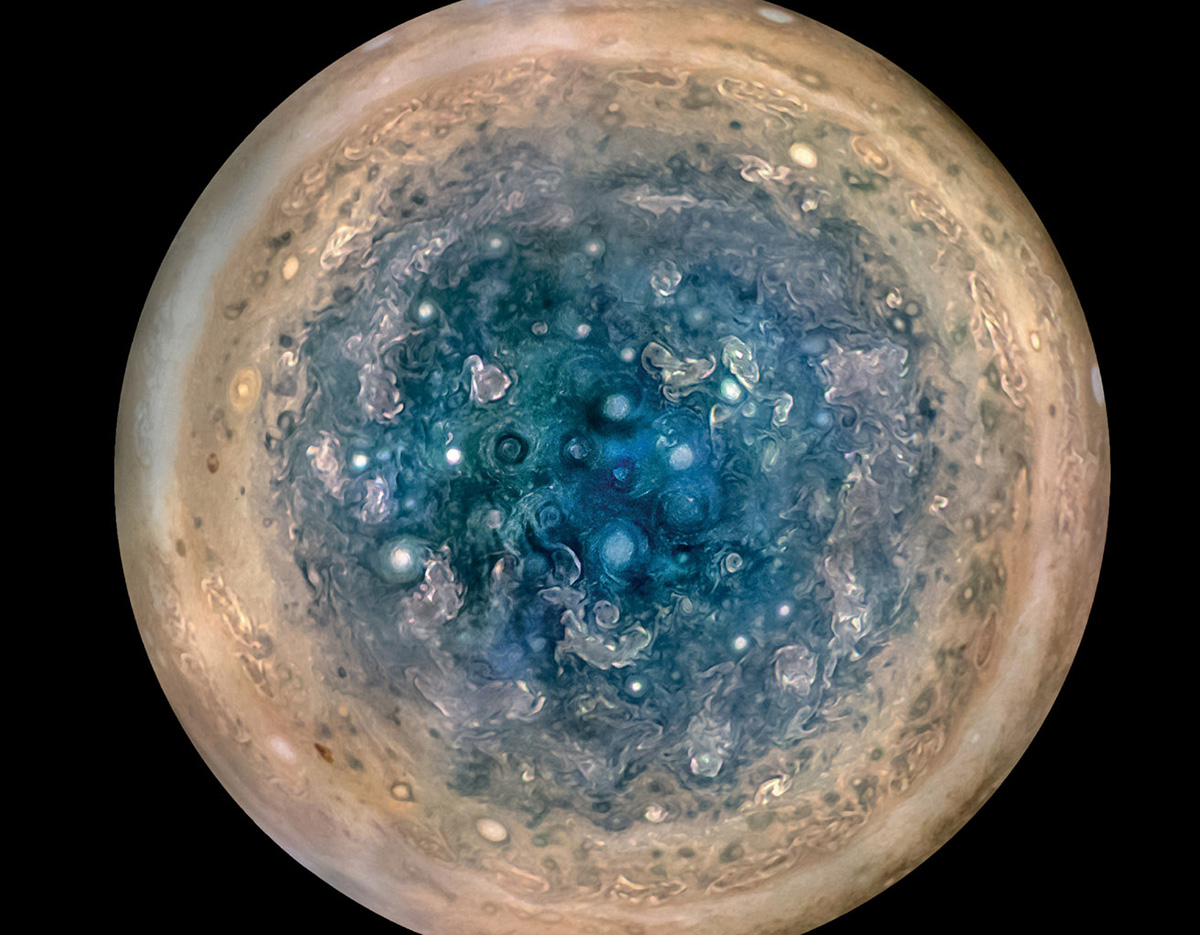Il polo sud di Giove visto dalla sonda della NASA Juno Credits: NASA/JPL-Caltech/SwRI/MSSS/Betsy Asher Hall/Gervasio Robles. 