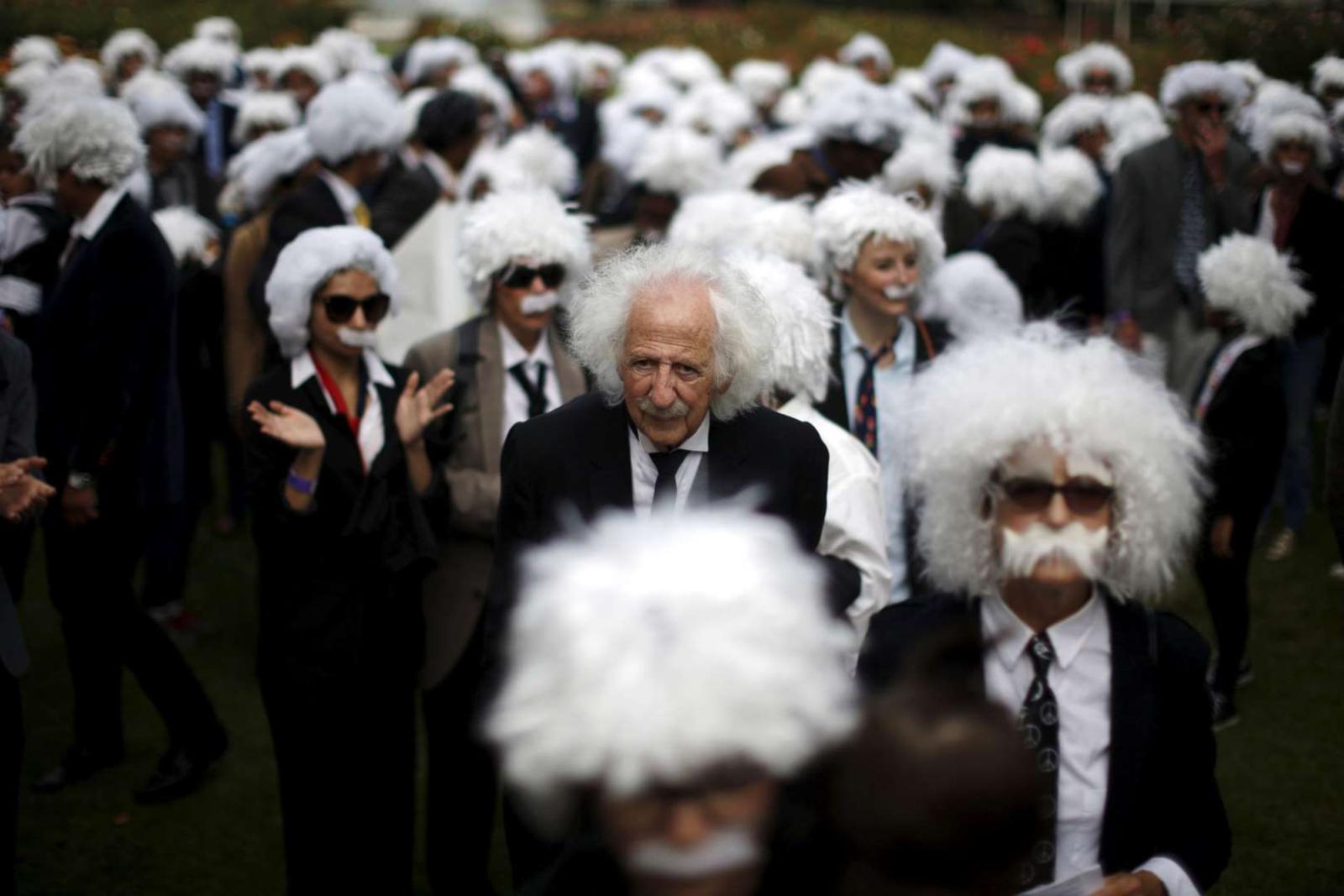 Benny Wasserman e altre persone mascherate da Albert Einstein nel tentativo di vincere il Guinness dei primati per il più grande raduno di finti Einstein, Los Angeles 2015). Credit: Reuters. 