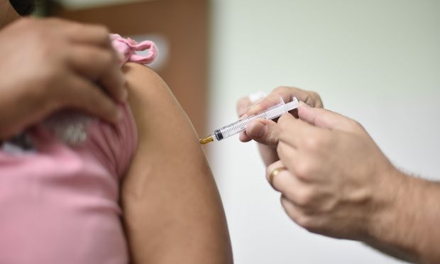 Una persona riceve il vaccino per la febbre gialla in un ambulatorio pubblico a Caratinga, nello stato sudorientale di Minas Gerais in Brasile. Credits: Douglas Magno/AFP/Getty Images. 