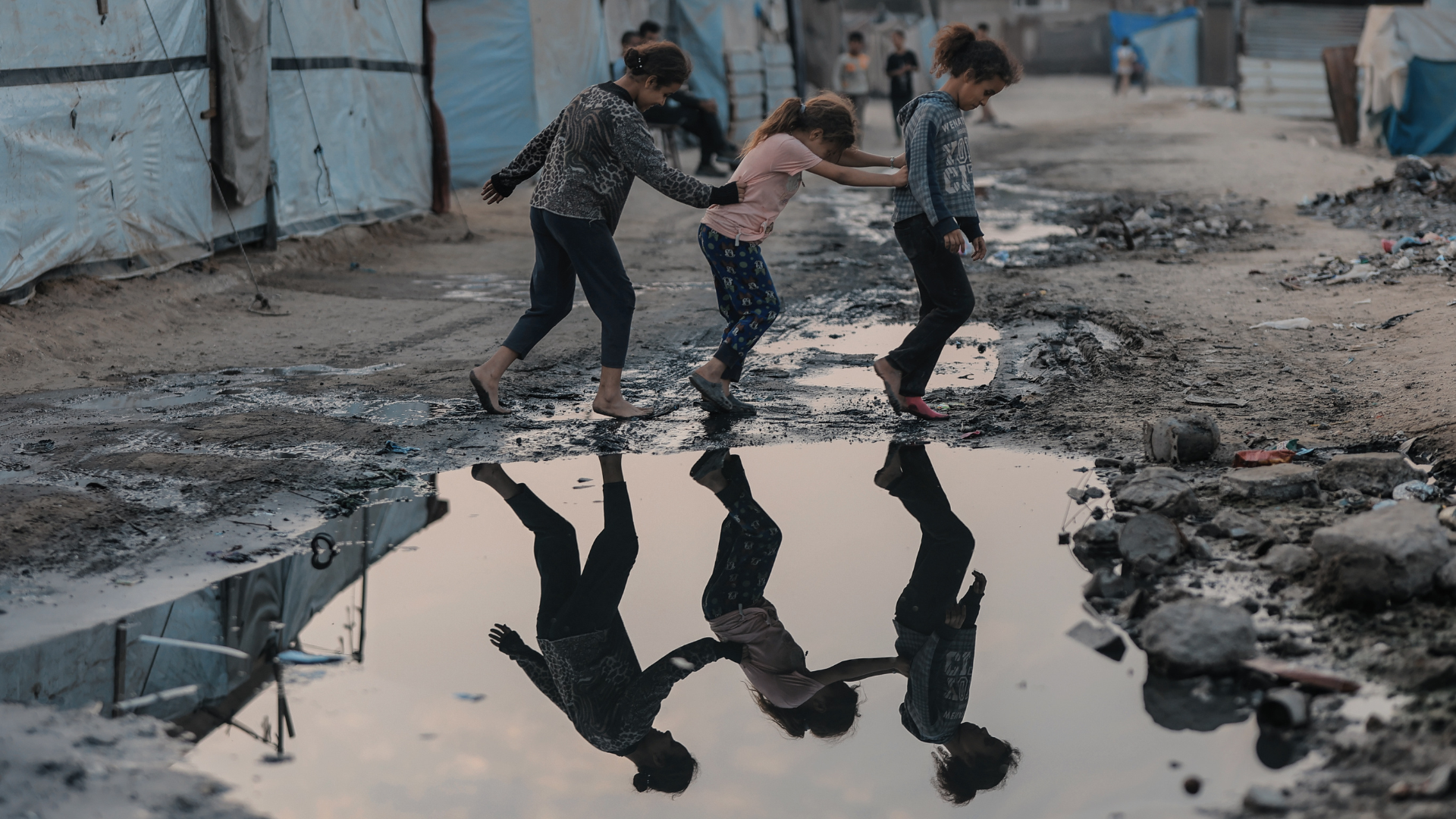 bambini in un campo di accoglienza
