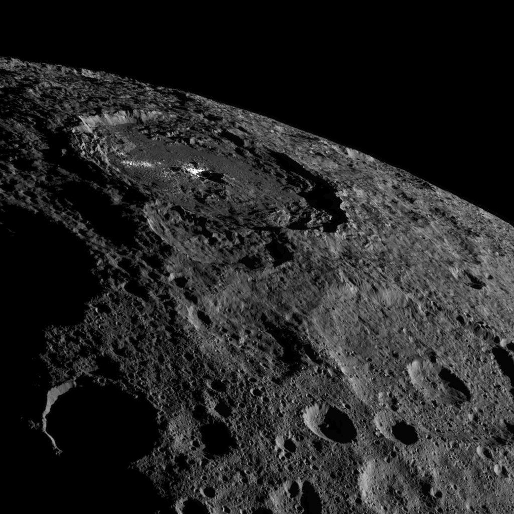 Il cratere di Occator su Cerere nell'immagine raccolta dalla sonda Dawn della NASA. 