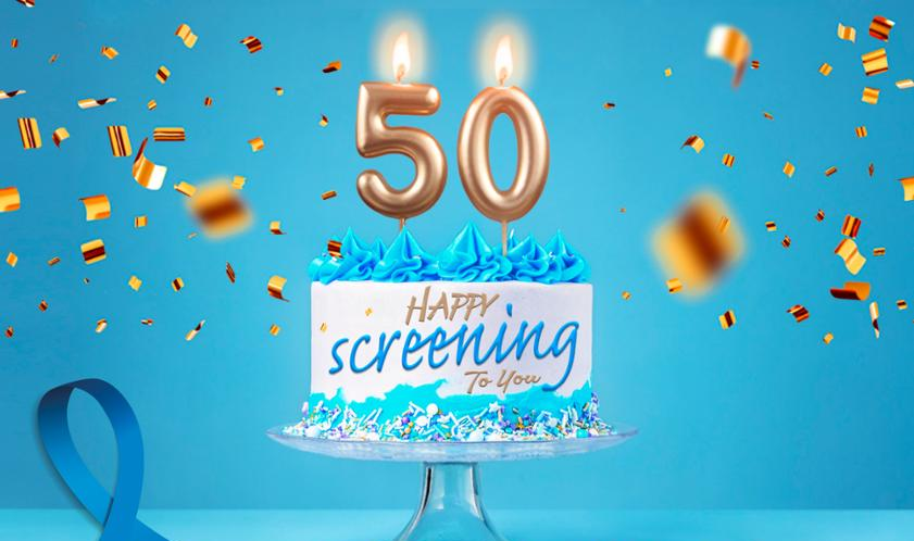 Torta di compleanno con candeline e scritta Happy screening to you 