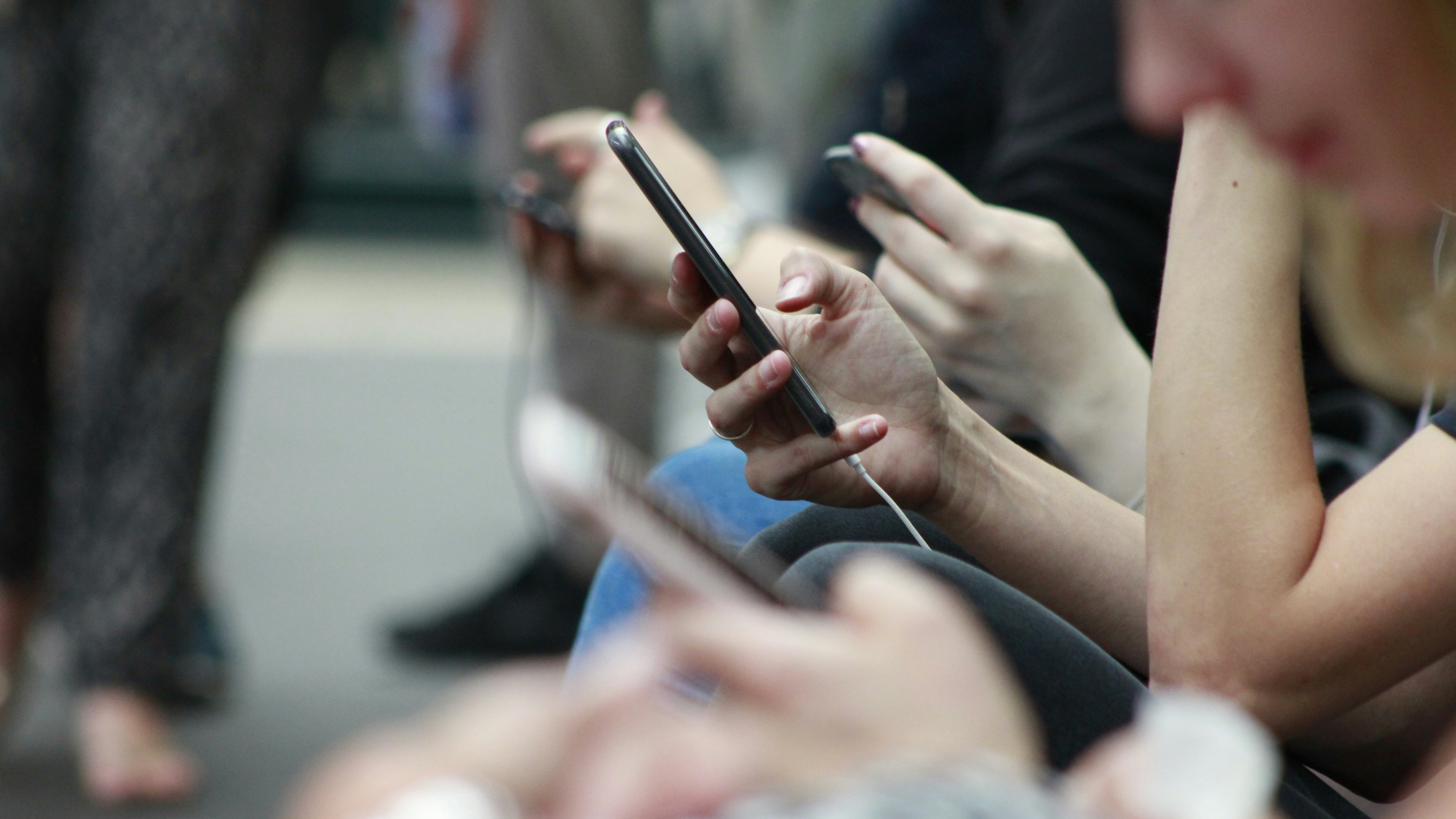 Ragazza che guarda uno smartphone 