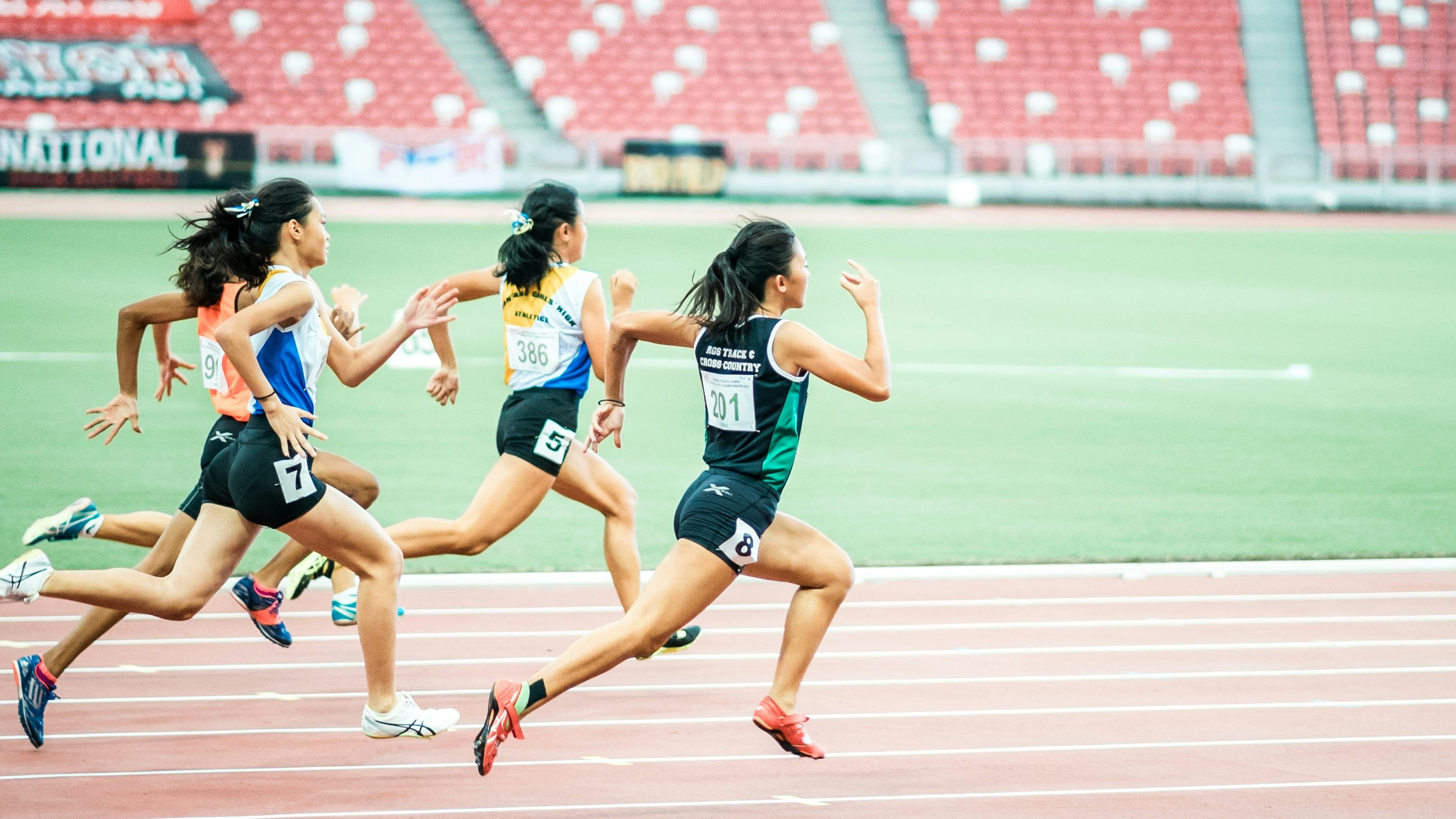 Gara di corsa tra atlete