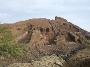 impronte di antichissimi vulcani di lave e vulcani di scorie rosse 
