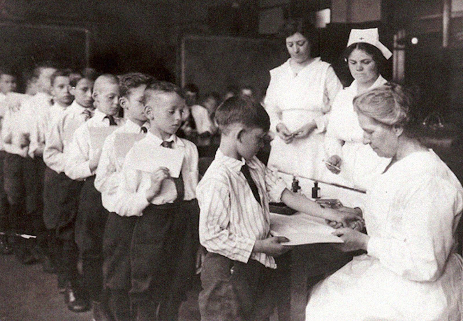 Прививки советского времени. Вакцины 20 века. Вакцина 19 век. Вакцинация в 20 веке. Советские дети прививку.