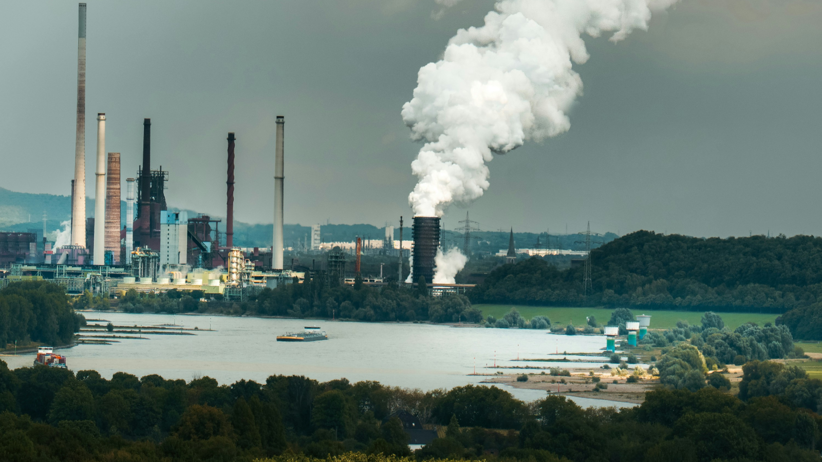 Un gruppo di ciminiere che emette fumo in atmosfera