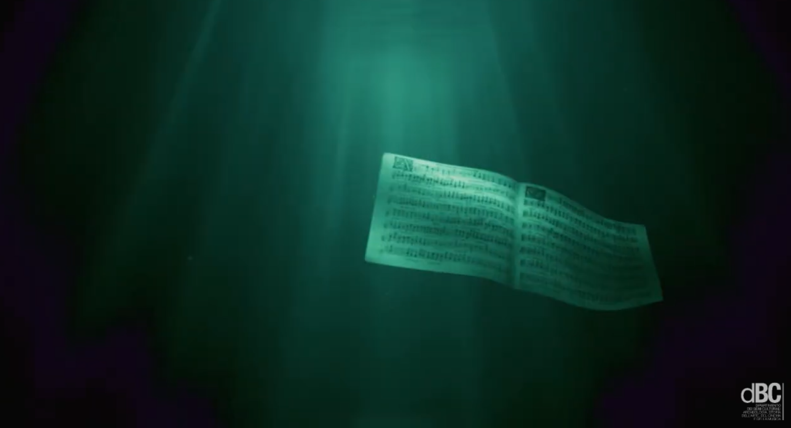 Uno spartito musicale immerso in acqua profonda