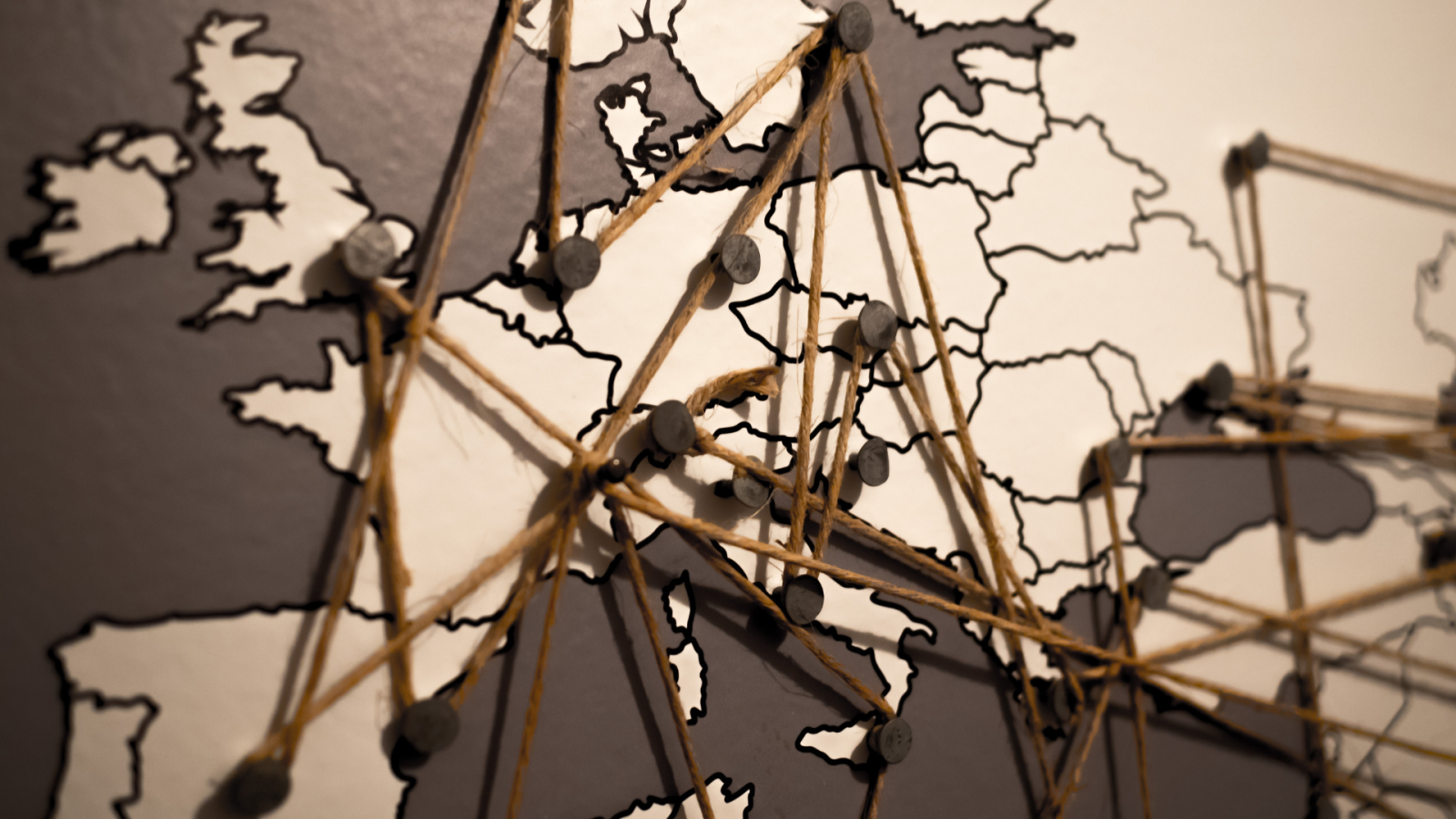 mappa europa con i paesi collegati da uno spago