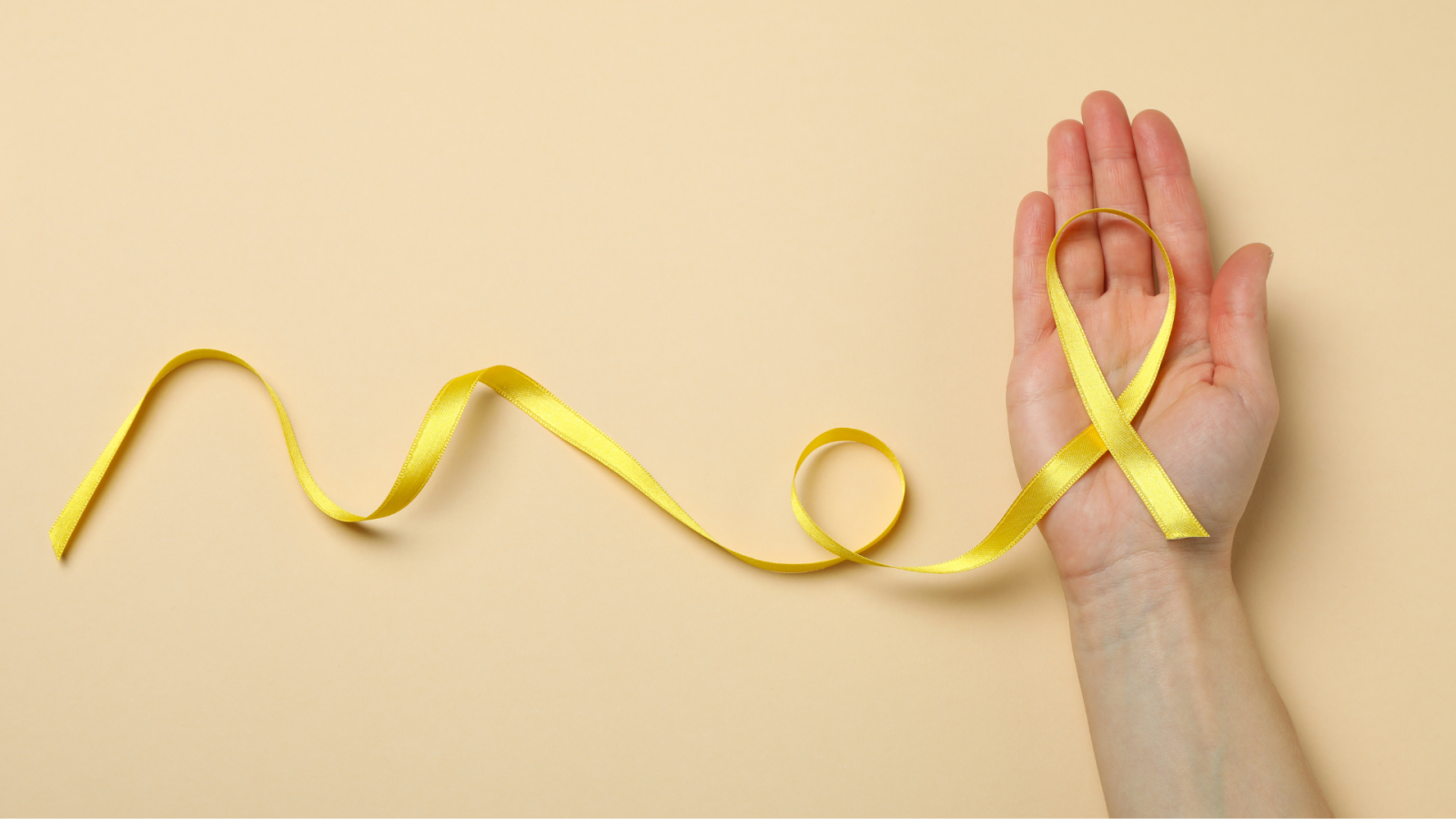 mano con nastro giallo endometriosi