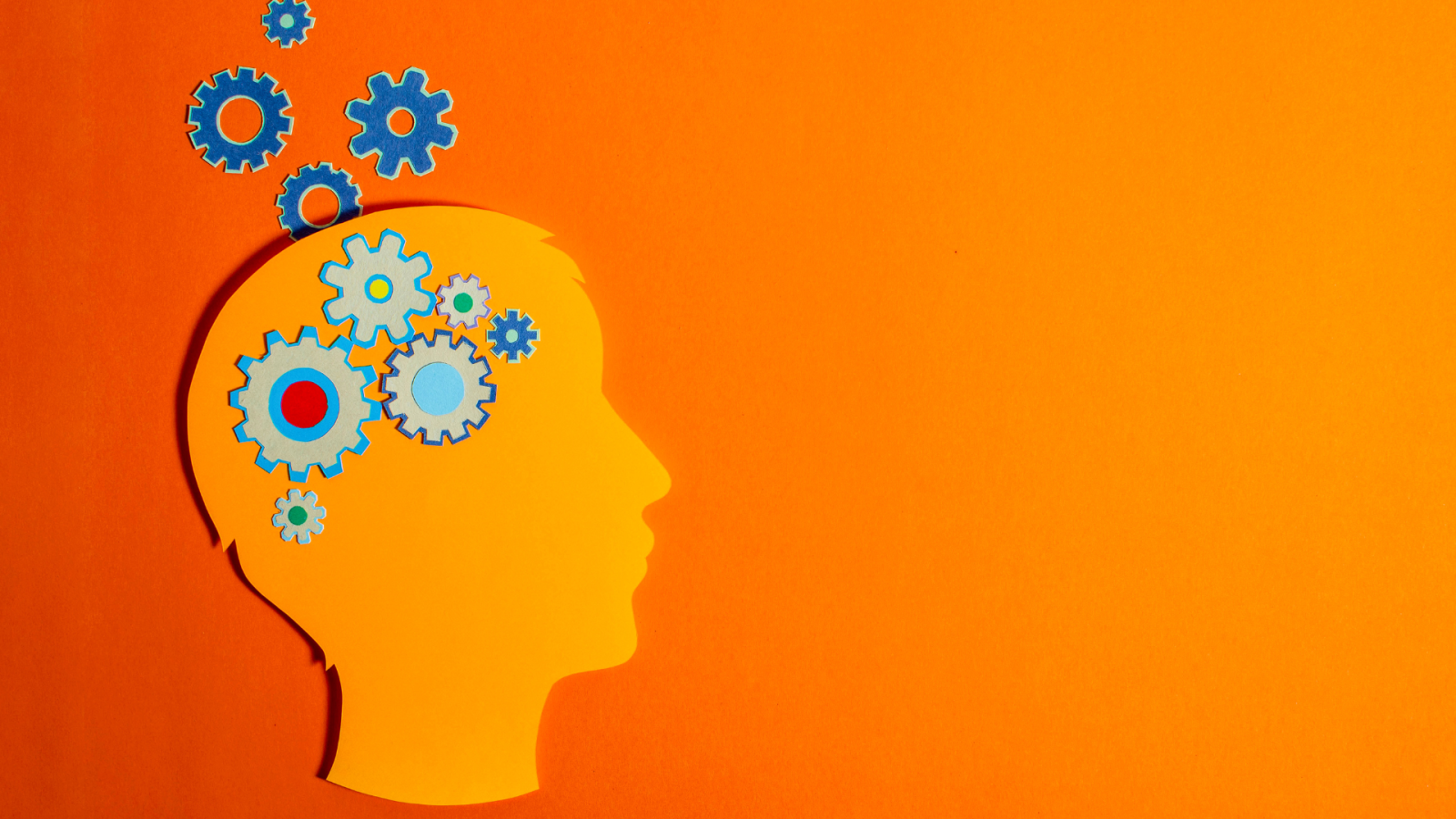 silhouette di testa con ingranaggi
