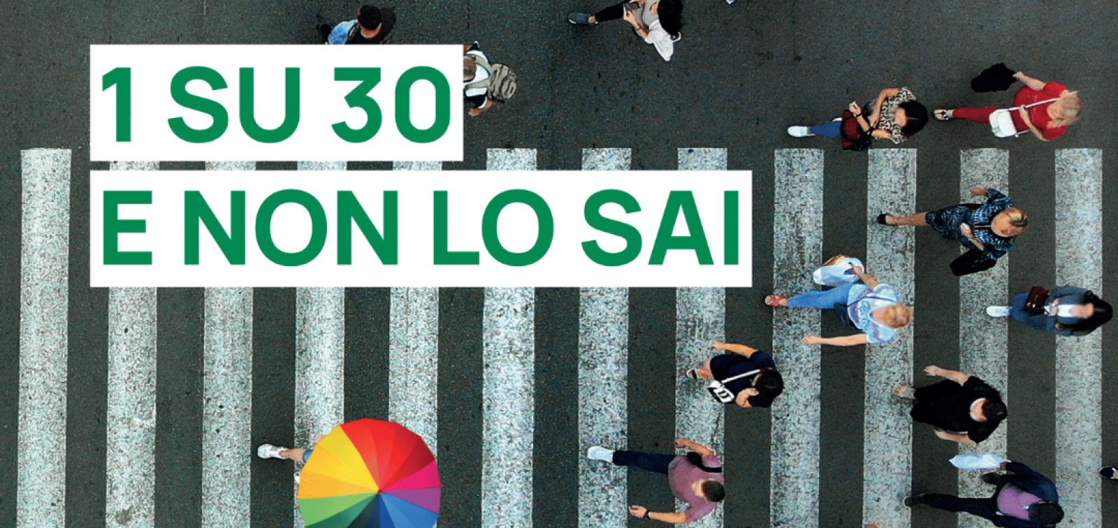 Immagine tratta dalla campagna "Uno su trenta e non lo sai" sul test del portatore sano della fibrosi cistica: persone viste dall'alto camminano su una strada, una ha un ombrello colorato
