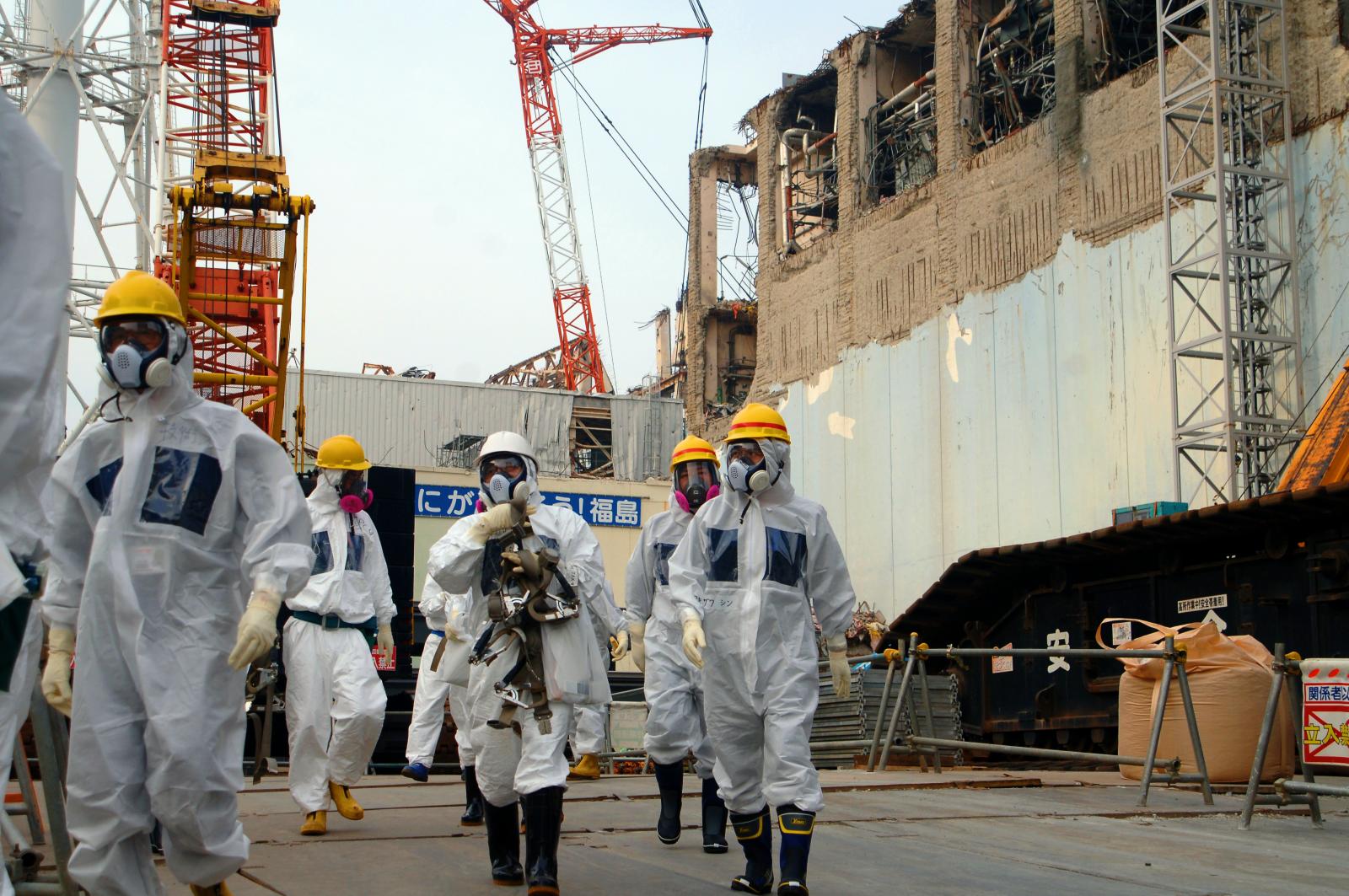 IAEA experts depart Unit 4 of TEPCO's Fukushima Daiichi Nuclear Power Station on 17 April 2013