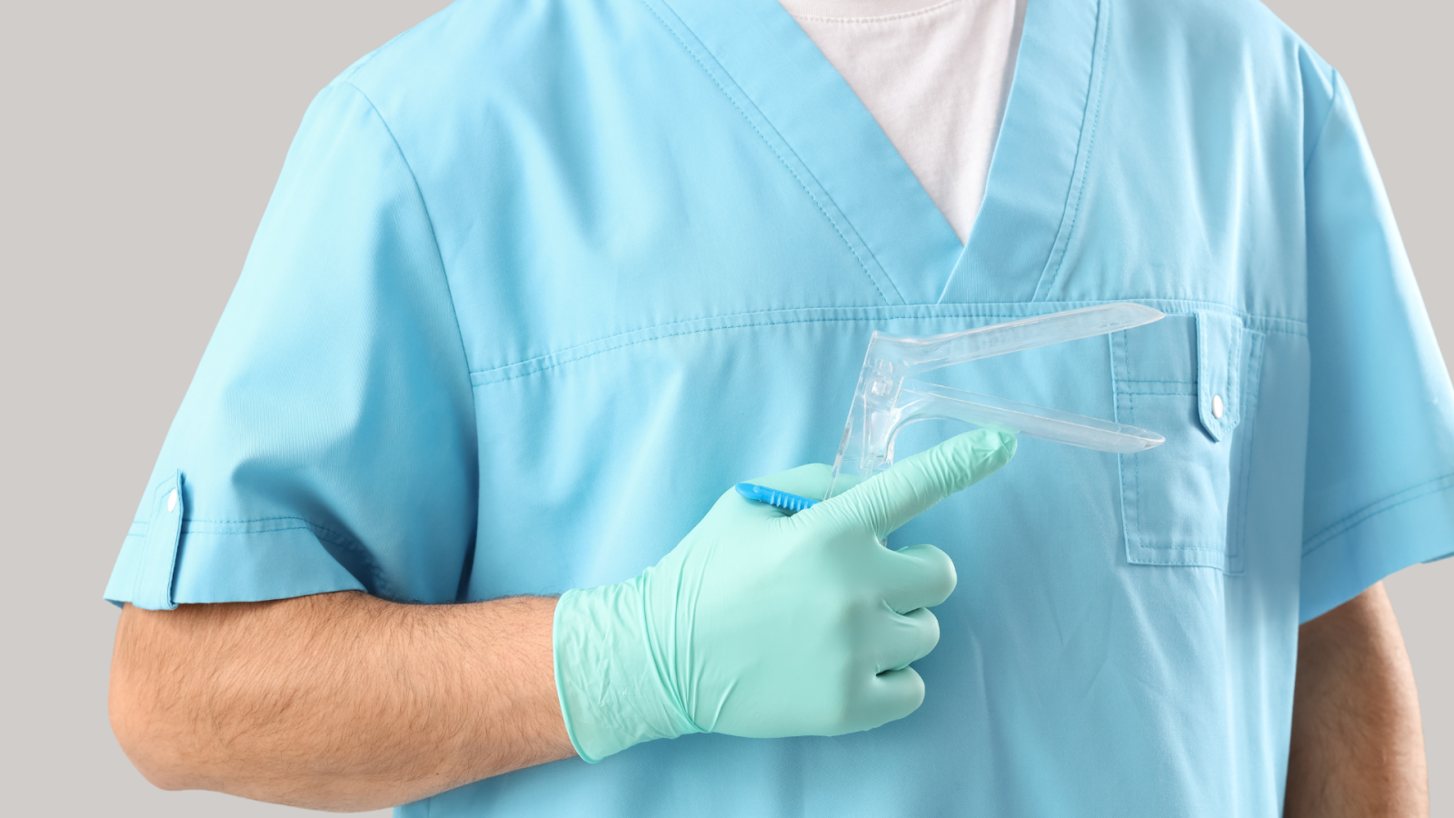 ginecologo con speculum in mano