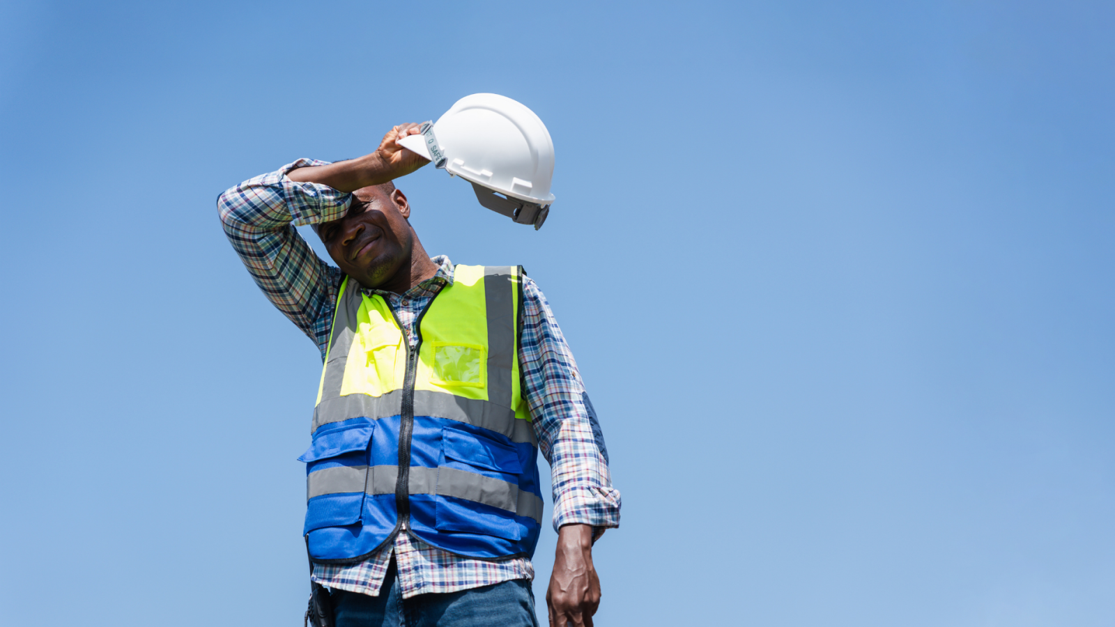 operaio al lavoro accaldato