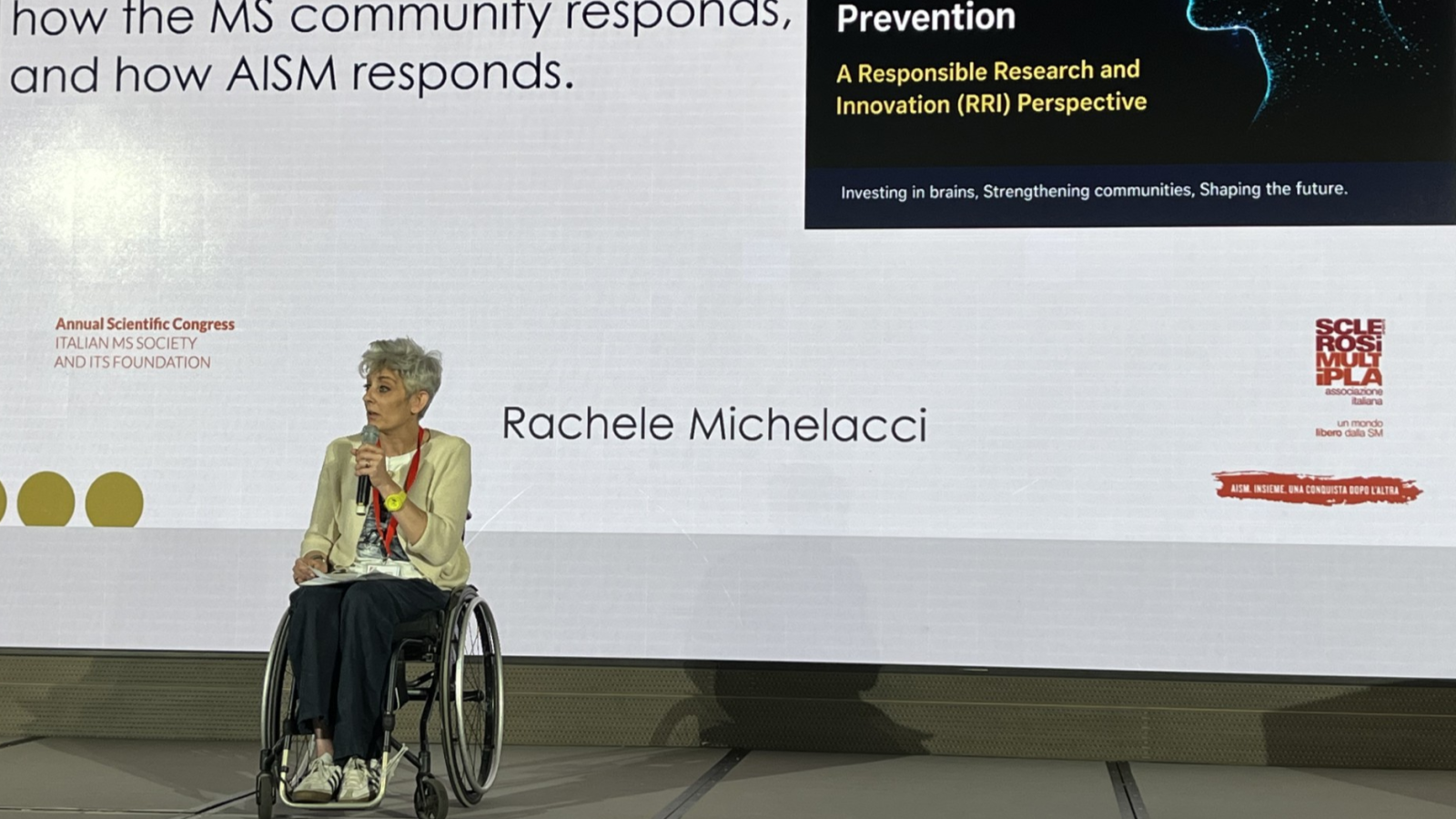Immagine di Rachele Michelacci che interviene al convegno della AISM