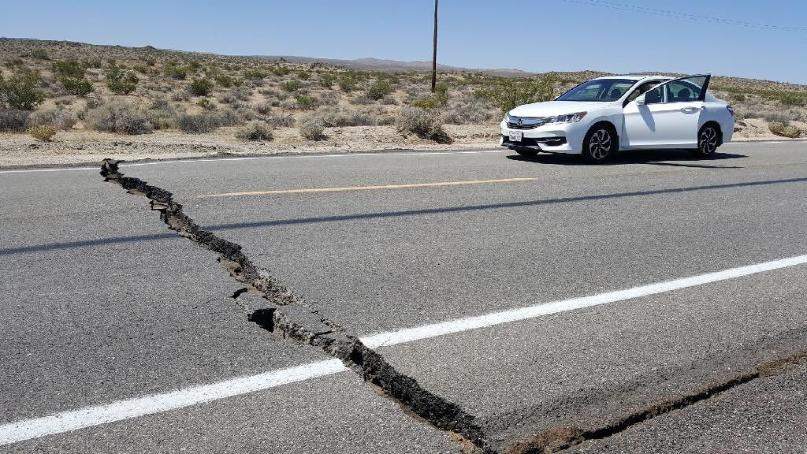 strada con grossa crepa dovuta a terremoto in california