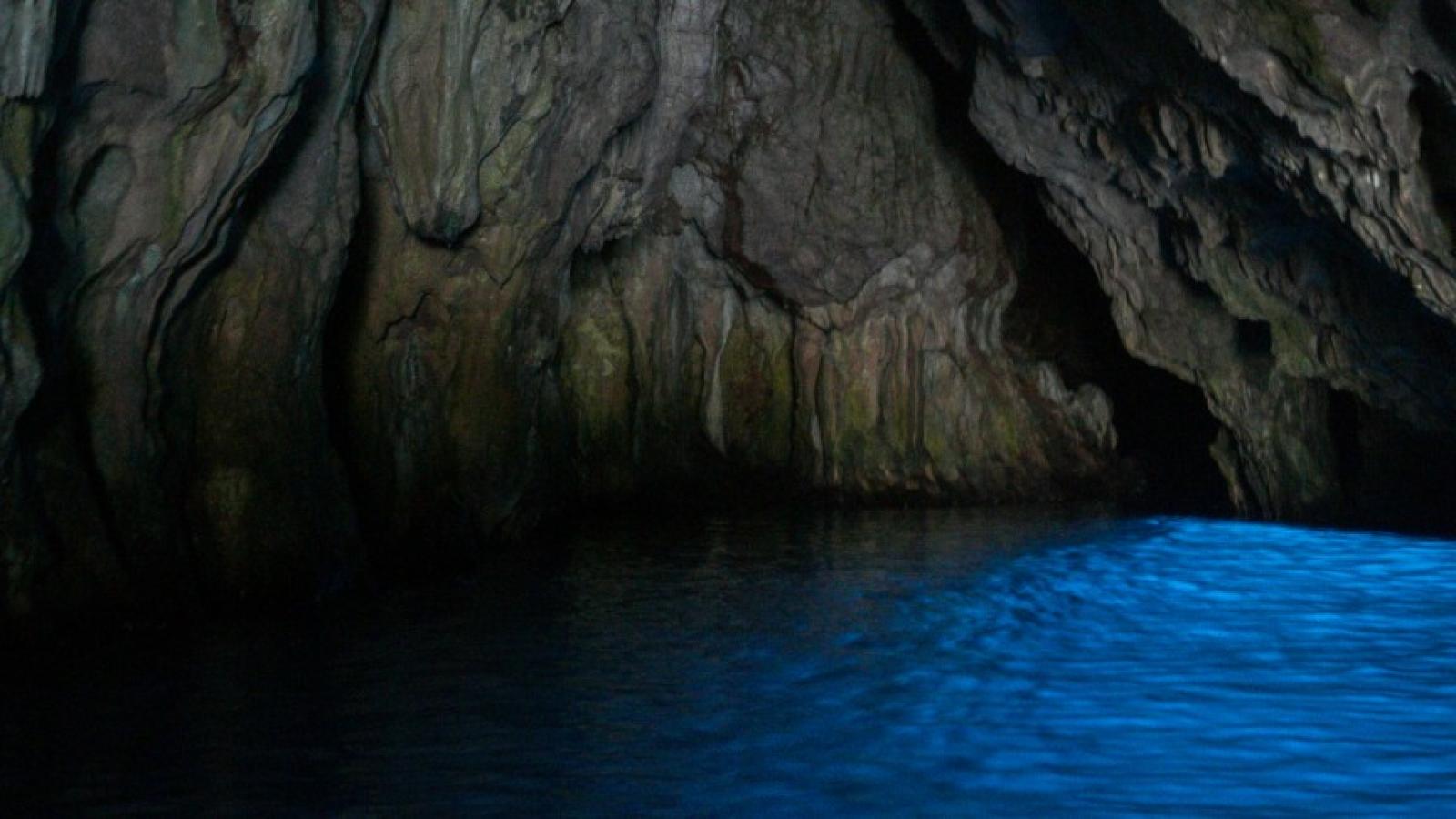 Roccia modellata dall'acqua che cade a picco sul mare