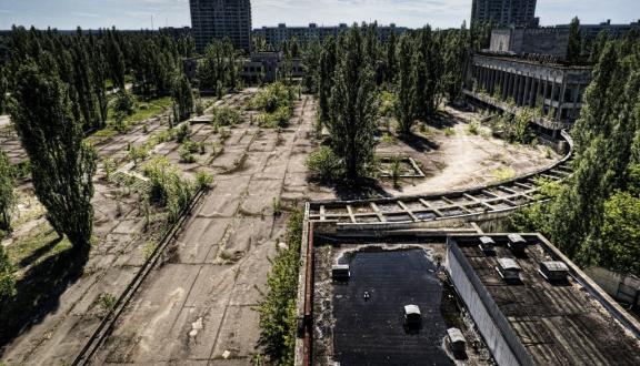 Pripyet view - Panorama di una piazza di Pripyat, Ucraina, maggio 2010 (Bo Nielsen, aprile 2011)