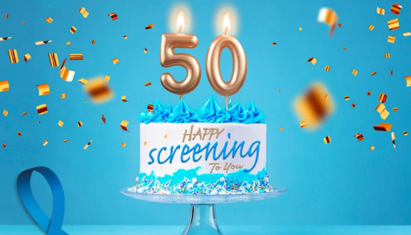 Torta di compleanno con candeline e scritta Happy screening to you 