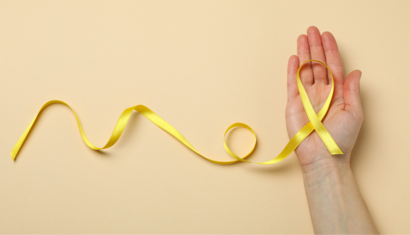 mano con nastro giallo endometriosi