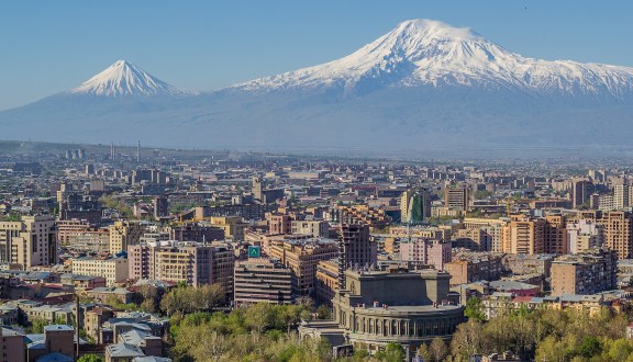 Panoramica della città di Yerevan con montagne sullo sfondo