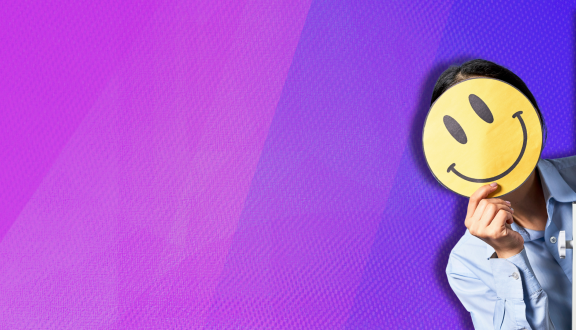 figura laterale con smiley a coprire il volto