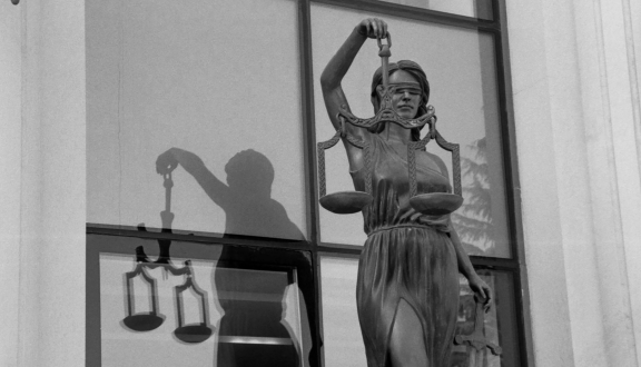 statua delle giustizia bendata con bilancia