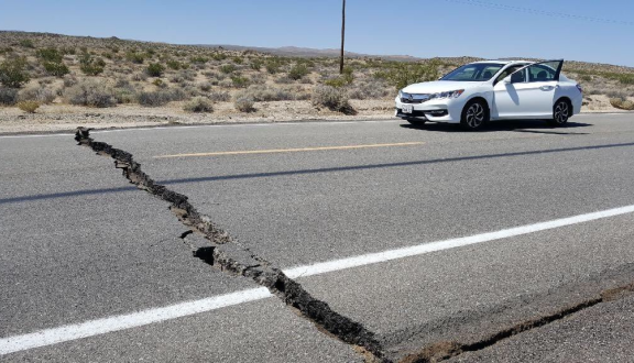 strada con grossa crepa dovuta a terremoto in california