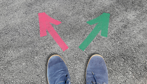 piedi con due frecce in direzioni opposte