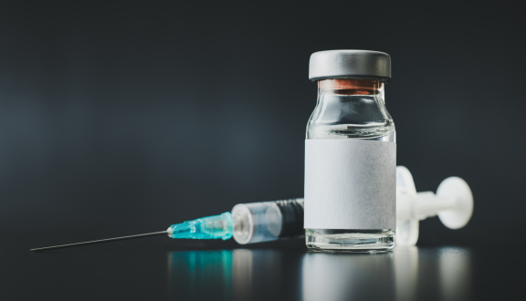 fiala di vaccino con siringa