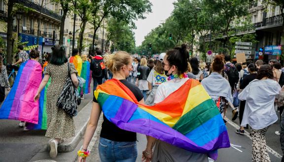 Coppia con bandiera arcobaleno