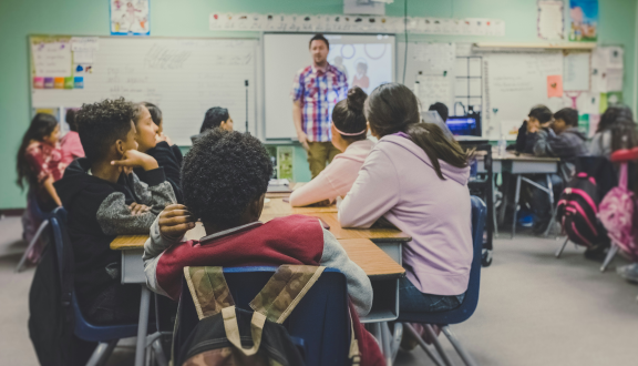Una classe delle elementari durante una lezione