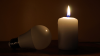 candela accesa e lampadina spenta