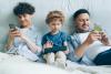 adulto e bambini che guardano lo smartphone