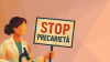 grafica di una ricercatrice con manifesto di protesta