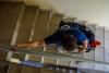Persona sulle scale in sedia a rotelle