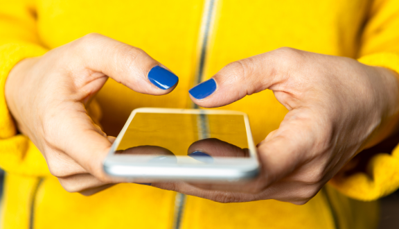 mani con smartphone