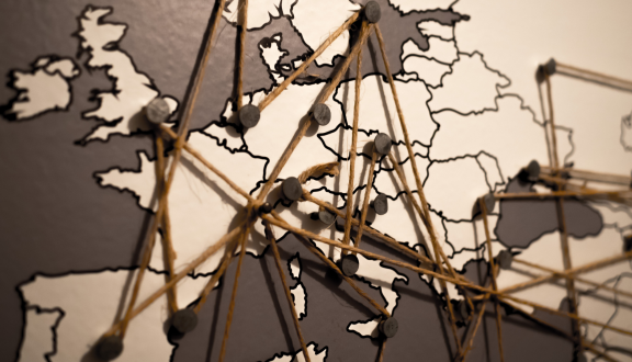 mappa europa con i paesi collegati da uno spago