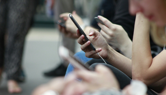 Ragazza che guarda uno smartphone 