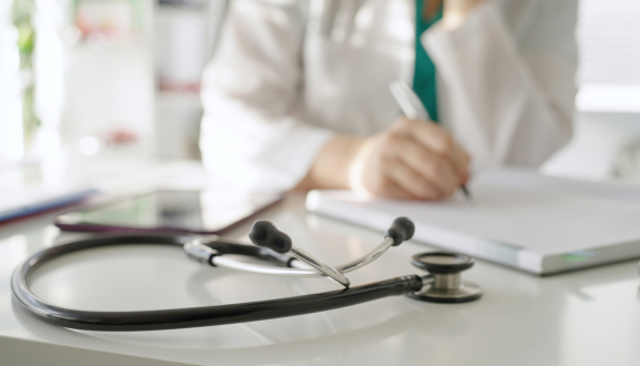 stetoscopio con medico in secondo piano
