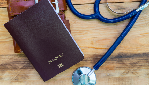 un passaporto e uno stetoscopio su un tavolo