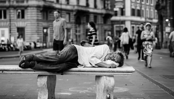 Uomo che dorme su una panchina