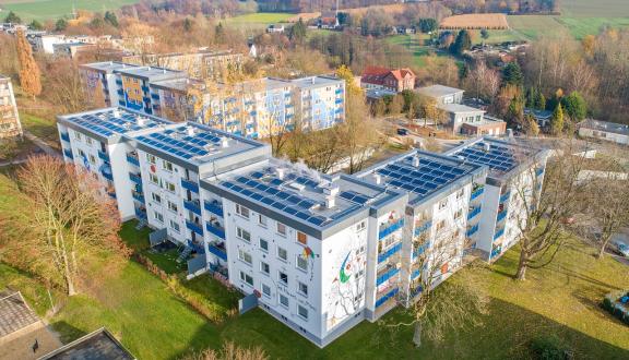Un gruppo di palazzine con pannelli solari sui tetti