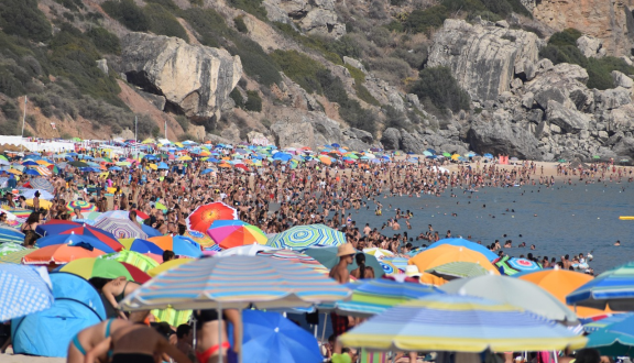spiaggia affollata e calda