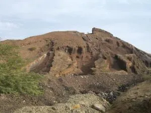 impronte di antichissimi vulcani di lave e vulcani di scorie rosse impronte di antichissimi vulcani di lave e vulcani di scorie rosse