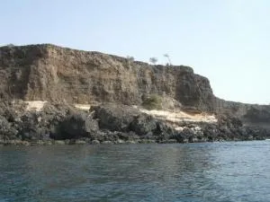 Sollevamento e pieghe di uno strato calcareo bianco incluso tra gli scuri banchi basaltici Sollevamento e pieghe di uno strato calcareo bianco incluso tra gli scuri banchi basaltici