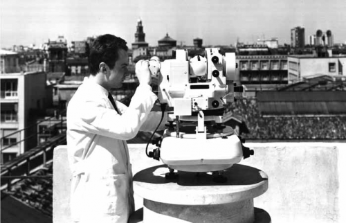 Alessandro Manara durante la messa a punto del teodolite Gigas in funzione all’Osservatorio di Brera dal 1965 al 1971, e utilizzato per l’inseguimento ottico dei satelliti artificiali. L’astronomo Manara